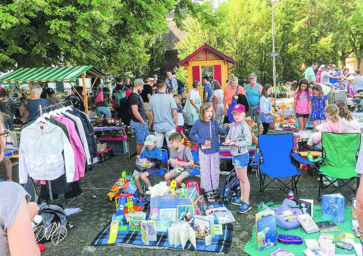 Flohmarkt und Wochenmarkt in Elgg – ein Treffpunkt zum Stöbern, Tauschen und Geniessen. Bild: zVg