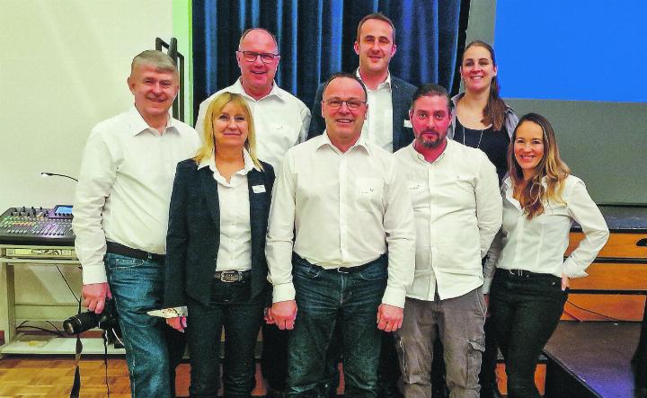 Vorstand des GVA (von links): Christian Blattner, Markus Mazenauer, Patrick Bitzer, Mirella Baumgartner (hinten), Brigitte Bühler, Peter Ronner, Lorenz Leuenberger und Nadine Wegelin (vorne). Bild: Emanuela Manzari