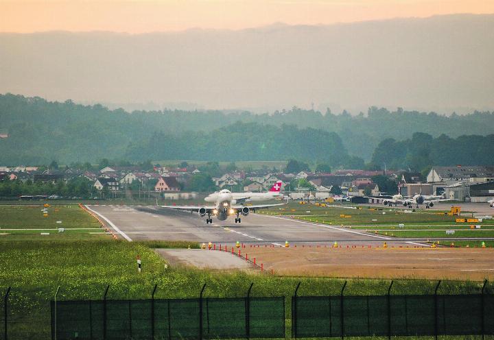 Eine der beiden Start- und Landebahnen am Flughafen Zürich, welche verlängert werden sollen: Piste 28. Bild: Wikimedia