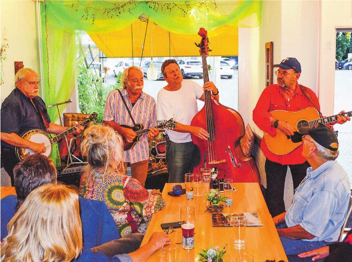 Die Country Ramblers im «Bechandra»: Urs von Arx, Roland Ambühl, Markus Fritzsche und Tom Matejovsky (von links). Bild: Werner Büchi