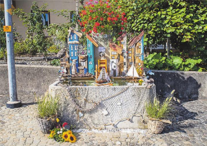 Dieser geschmückte Brunnen lässt Feriengefühle und Fernweh aufkommen.