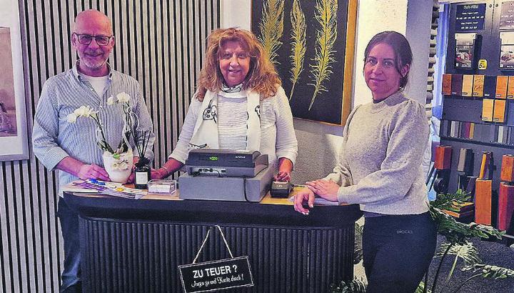 Angela (von rechts), Evelyne und Werner Sigrist freuen sich über die gute Resonanz der Kundinnen und Kunden. Bild: Emanuela Manzari
