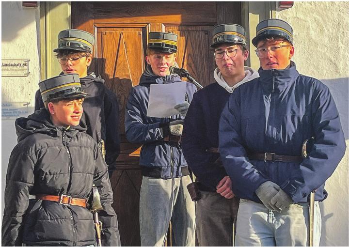 Der neue Äschli-Hauptmann Sven Melliger kündigt an, welche Funktion als nächstes gewählt wird und bittet alle Anwärter, sich zu präsentieren. Bild: Anja C. Wolfer Baka