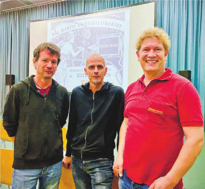 Manuel und Peter, die beiden Film-Operateure, und Pascal Mettler (von links) freuten sich über den tadellos organisierten Anlass. Bild: Marianne Burgener