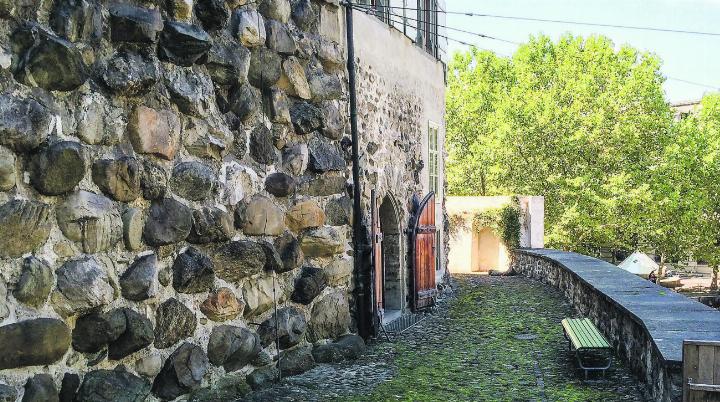 Die imposanten Gletscherfindlinge des Mauerwerks von Schloss Frauenfeld sind mit dem Rheingletscher hergereist. Bild: zVg