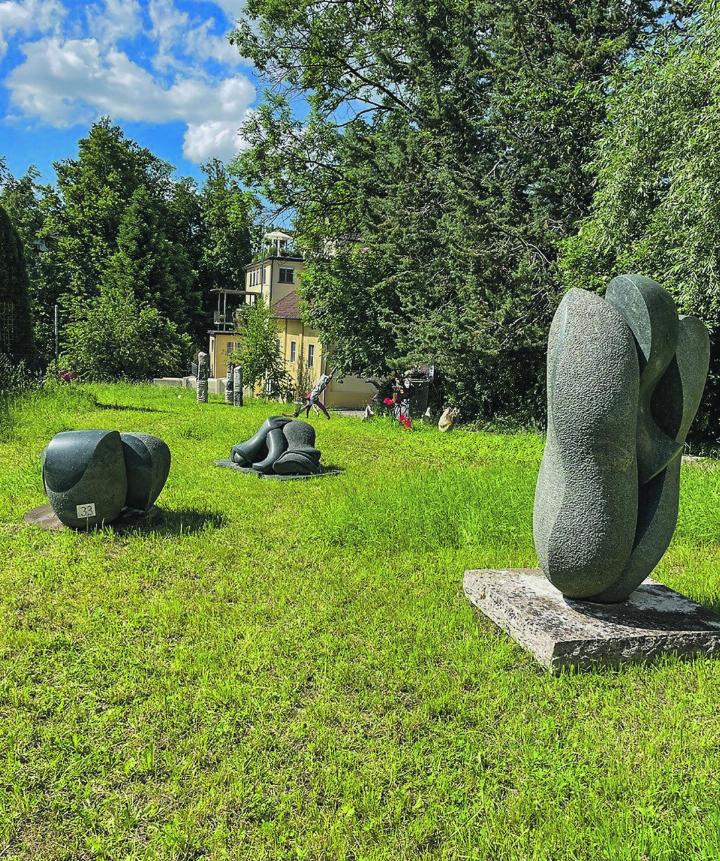 Auch tonnenschwere Steinskulpturen haben ihren Platz auf dem Gelände gefunden. Bild: zvg