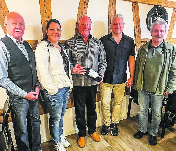 Vorstand SVP Hagenbuch-Schneit (v.l.): Henri Favre, Judith Rechsteiner, Rolf Sturzenegger, Thomas Müller, Beat Edelmann. Bild: zVg