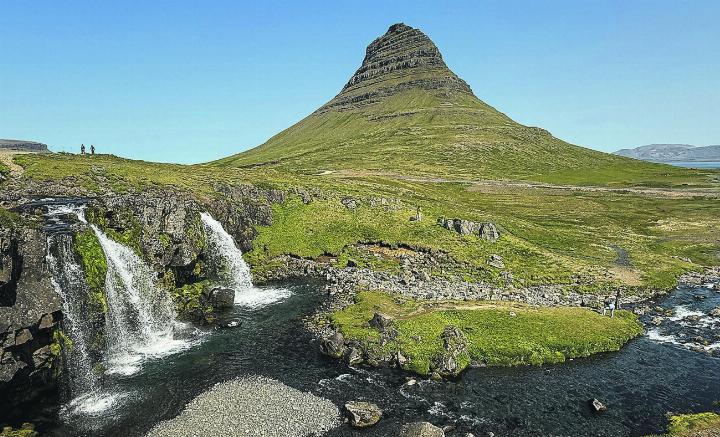 Wasserfall Kirkjufellsfoss mit dem speziellen Berg Kirkjufell auf der Snaefellsnes-Halbinsel im Westen von Island. Leserbild: Sonja Lutz, Elgg