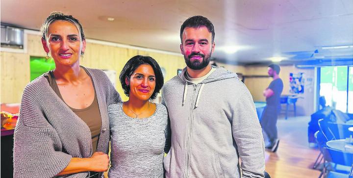 Faton Ali, Leiter Jugendtreff (von rechts), und die Mitarbeiterinnen Imane Abderrahim und Fahrije Kadriu am Tag der offenen Tür. Bild: Bettina Sticher