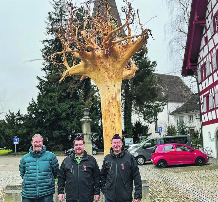 Der Sponsoringverantwortliche Markus Wüthrich, OK-Vizepräsident Toni Rebsamen und OK-Präsident Daniel Isliker, unter dem «GrUm’25» Sponsorenbaum (von links). Bild: Peter Mesmer