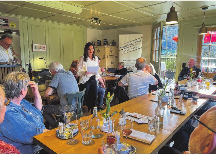 Emanuela Manzari, Teamleiterin Redaktion, begrüsst im gut besuchten müli.bistro zur Veranstaltung «Redaktion am Tisch.»