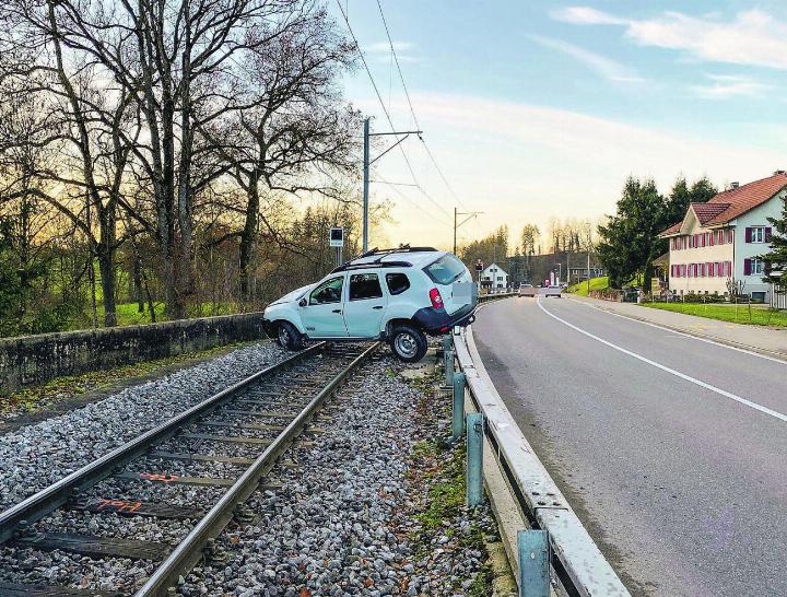 Bei einem Selbstunfall in Wängi am Samstag geriet ein Auto auf die Geleise. Bild: zvg
