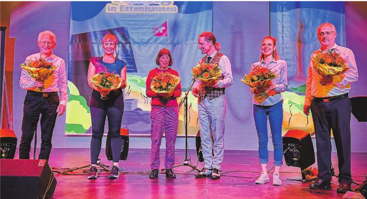 Stellvertretend für ihre Chöre, Gruppen oder Bands wurden die Verantwortlichen mit einem Blumenstrauss für die Leistungen beschenkt. Bild: Marianne Burgener Stellvertretend für ihre Chöre, Gruppen oder Bands wurden die Verantwortlichen mit einem Blumenstrauss für die Leistungen beschenkt. Bild: Marianne Burgener