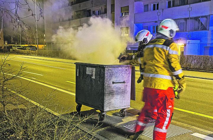 Die Feuerwehr löschte den brennenden Inhalt des Abfallcontainers in Frauenfeld. Die Polizei geht von Brandstiftung aus und sucht Zeugen. Bild: zVg