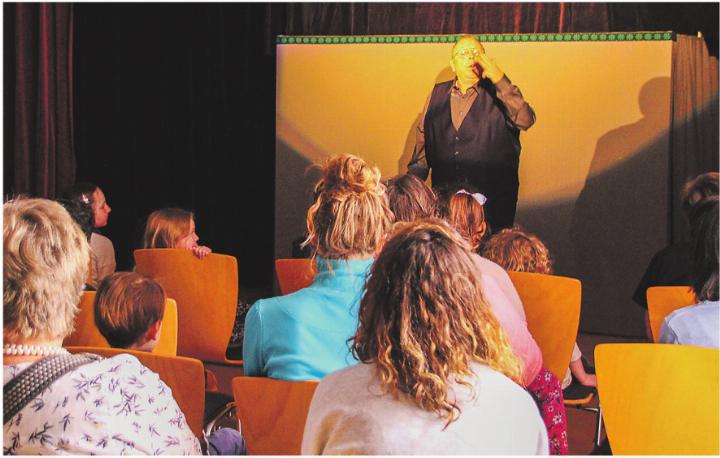 Pinocchio erlebt spannende Abenteuer im Puppentheater in der Turnhalle Fürstengarten in Hagenbuch. Archivbild: EAZ