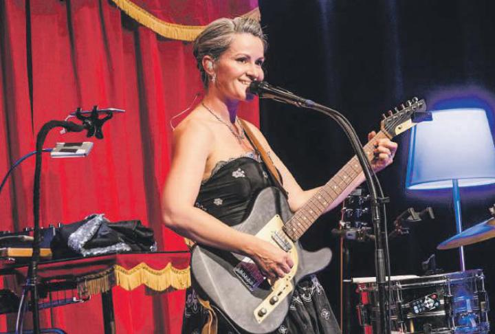 Frölein Da Capo steht seit 15 Jahren mit ihrem Einfrauorchester auf der Bühne – nun in Aadorf. Bild: zvg