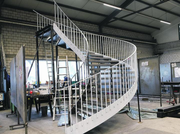 Diese Wendeltreppe wird bald für den Etagenwechsel im neuen Schulhaus Wängi dienen. Was diese zwischen zahlreichen Schülern aushalten muss, weiss die Meta-Bau genau. Bild: Julia Mantel
