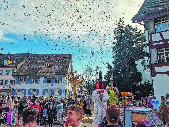 Bunt verkleidete Teilnehmer und fröhliche Gesichter prägen den Elgger Fasnachtsumzug, der bei strahlendem Sonnenschein und milder Frühlingsluft durch die Gassen zog. Bild: Stephanie Hugentobler