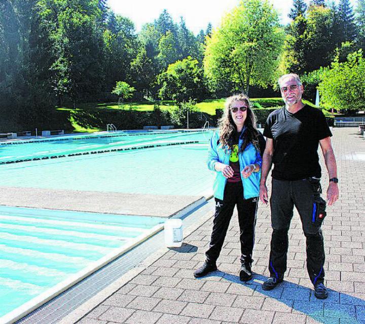 Tanya Fiedler und Bernhard Renger: Das Bademeisterteam macht das Schwümbi winterfest. Bild: Julia Mantel