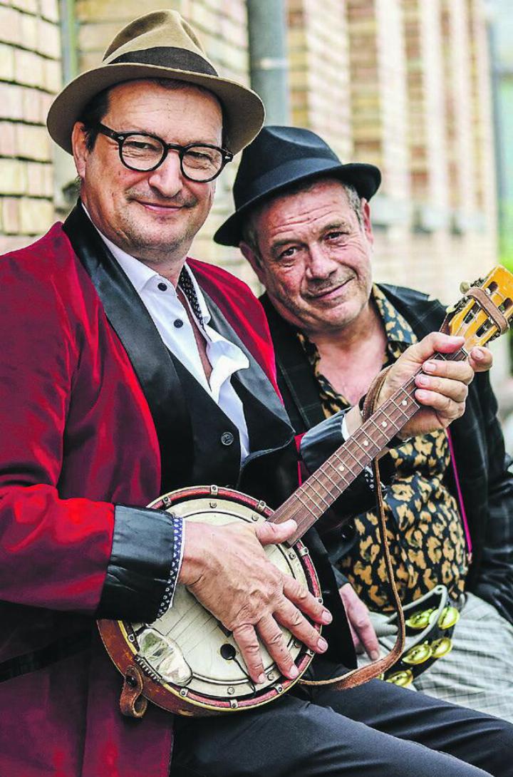 Resli Burri und Pascal Dussex bilden das «kleinste Trio der Welt». Bild: zvg