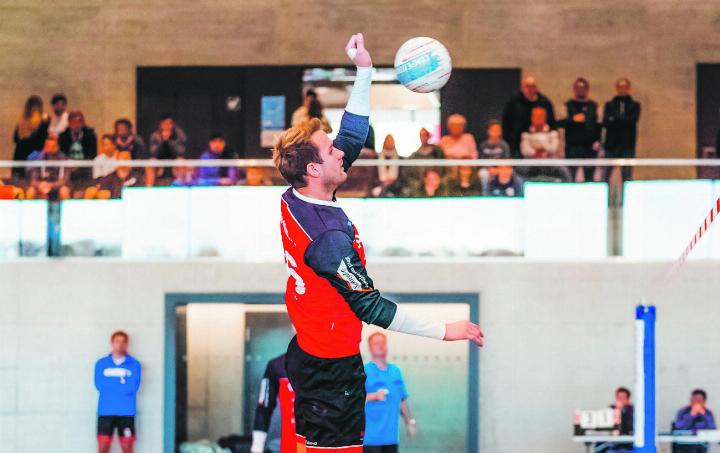 Dario Hofer erreichte mit dem NLA-Team die Endrunde der Hallenmeisterschaft. Bild: Elias Beck, Swiss Faustball