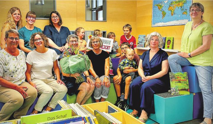 Mitarbeiterinnen (ehemalige und aktuelle), Mitglieder aus Behörde und Bibliothekskommission sowie die Familie versammelten sich zum Abschied. Bild: Marianne Burgener