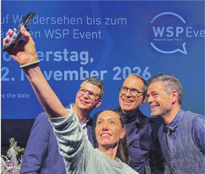 Posieren für das perfekte Selfie: Mike Egger, Selina Gasparin, Jeroen von Rooijen und Lukas Studer (von links). Bilder: Patrick Hofmann Posieren für das perfekte Selfie: Mike Egger, Selina Gasparin, Jeroen von Rooijen und Lukas Studer (von links). Bilder: Patrick Hofmann