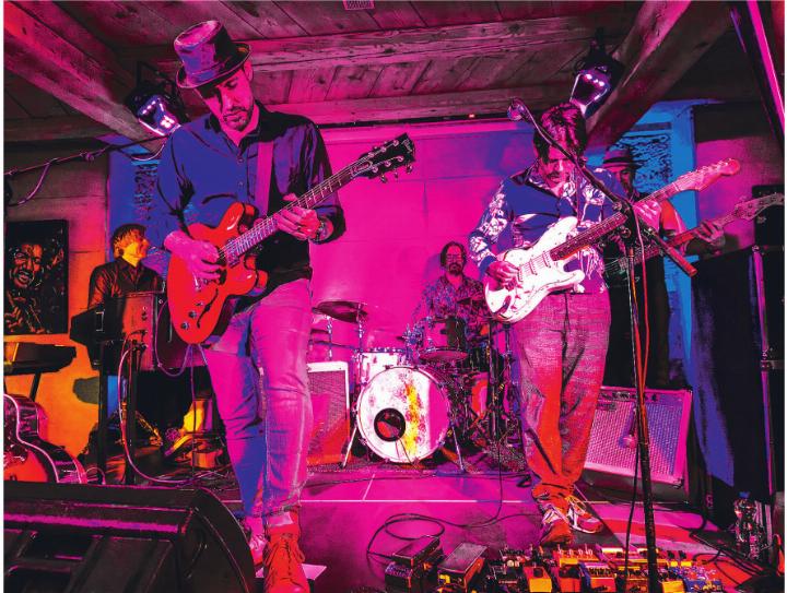 Pascal Geiser mit seiner Band beim mitreissenden Auftritt im Rotfarbkeller Aadorf.      Bild: Irène Basler