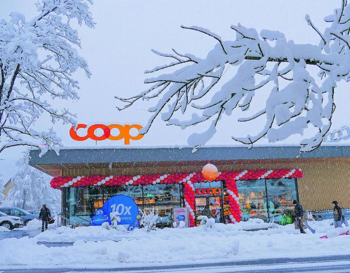 Auch in Elgg ist der Winter angekommen und die Neueröffnung des Coop schon wieder Schnee von gestern. Leserbild: Hans Maag, Elgg
