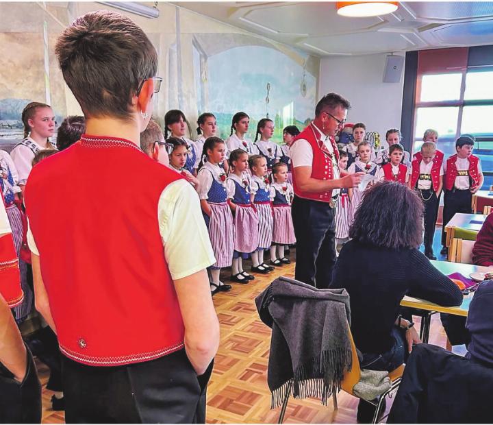 Junge Sängerinnen und Sänger des Kinderjodelchörli Mosnang berühren das Publikum mit ihren Stimmen. Junge Sängerinnen und Sänger des Kinderjodelchörli Mosnang berühren das Publikum mit ihren Stimmen.