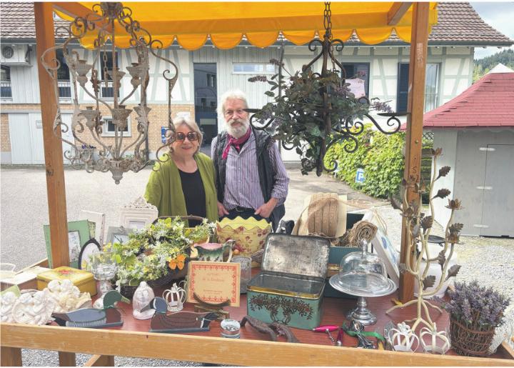 Der Flohmarkt bot liebevoll präsentierte Schätze und Raritäten. Bilder: Susanna Roth