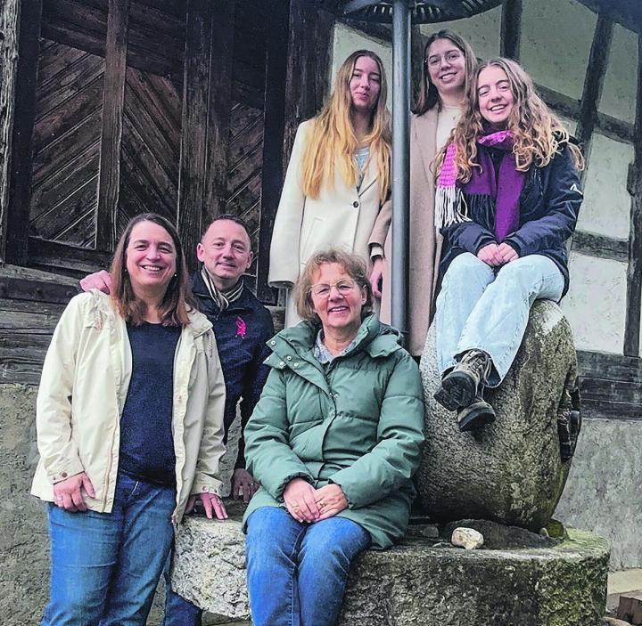 Zufrieden mit dem Werk: Alexandra, Vanessa, Jacqueline Schnyder, Marianne Gisler, René und Sybille Schnyder (Von links oben). Bild: zVg