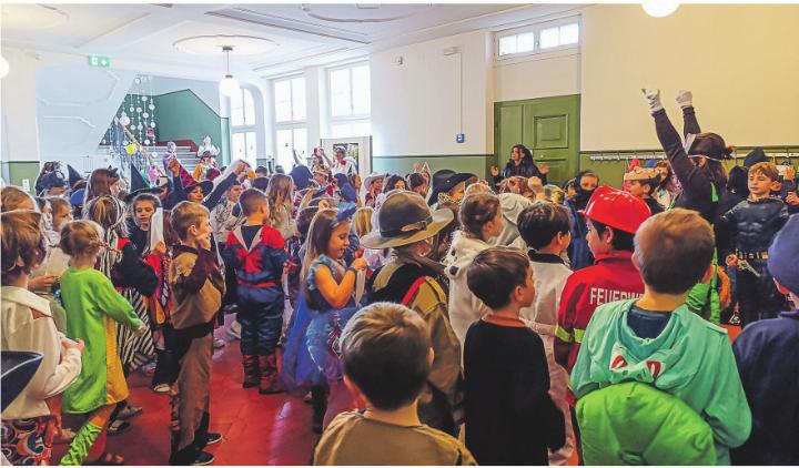 Fasnacht im Schulhaus Aadorf: Unter dem Motto «Pettersson und Findus» feiern Kinder und Lehrpersonen bunt verkleidet ein fröhliches Fest voller Spiel und Musik. Bild: zVg