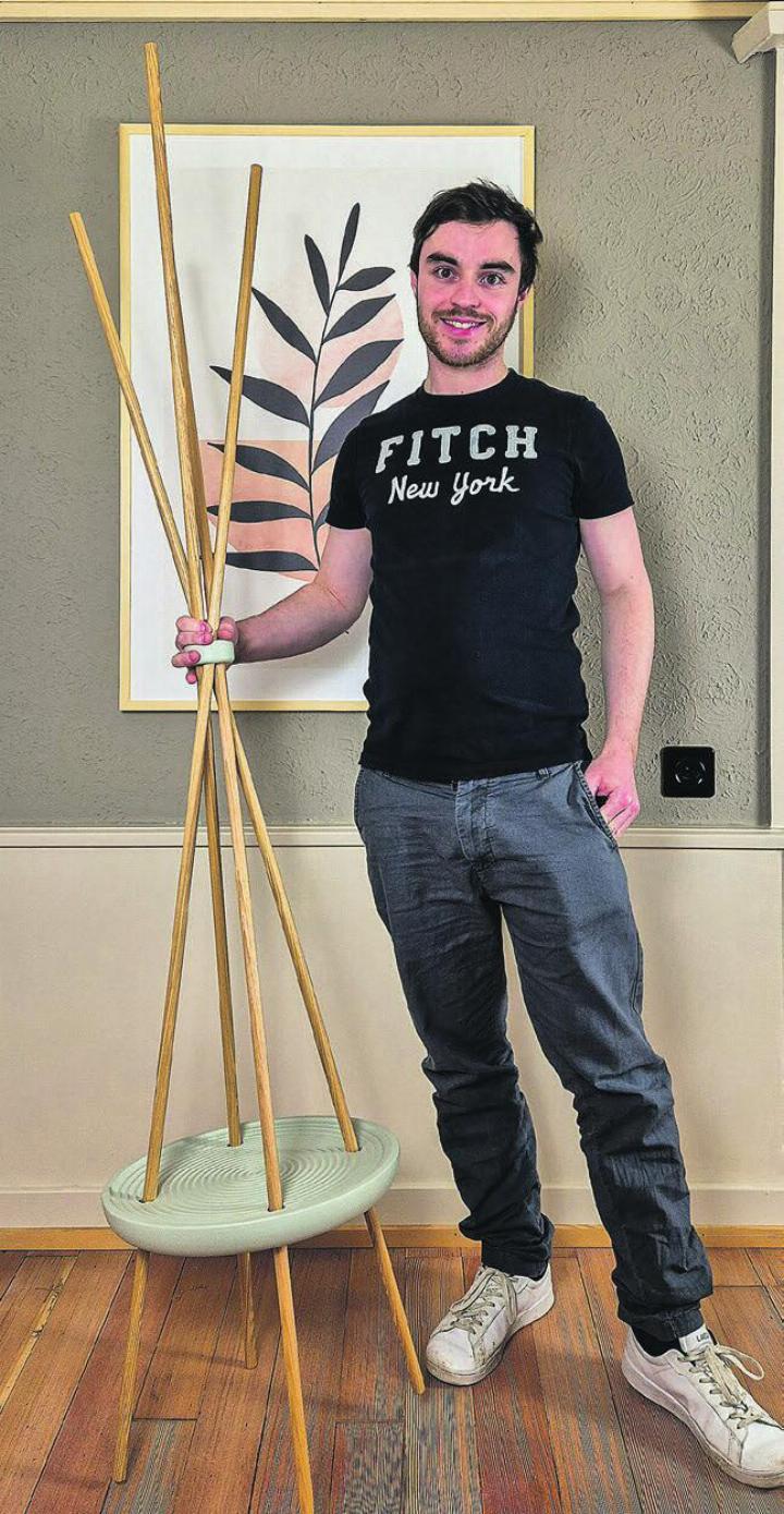 Flavio Zehnder mit dem Kleiderständer «Twisted».