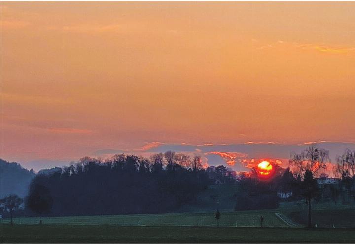 Abendstimmung auf dem Aadorferfeld. Leserbild: Irene Reichen, Aadorf.