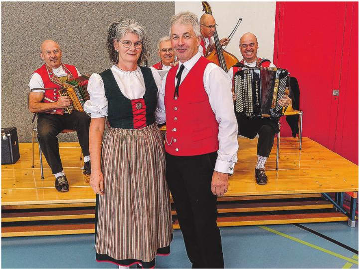 Brigitte Ziegler und Martin Lobsiger in ihrer Thurgauer Sonntagstracht. Bild: Kurt Lichtensteiger