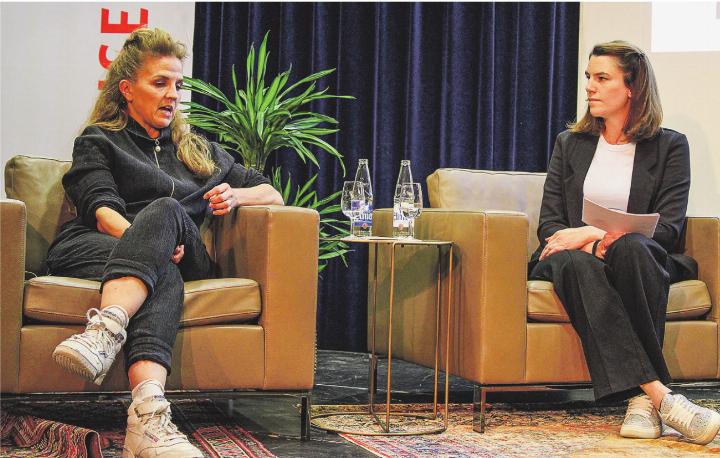 Katharina Bracher (links) antwortet auf eine Frage von Moderatorin Sabrina Bächi. Bild: Sarah Stutte