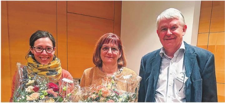 Anne Hoop und Helena Büchi (v.l) nach ihrer Ehrung gemeinsam mit dem Präsidenten der Spitex Aadorf, Christian Blattner. Bild: zVg