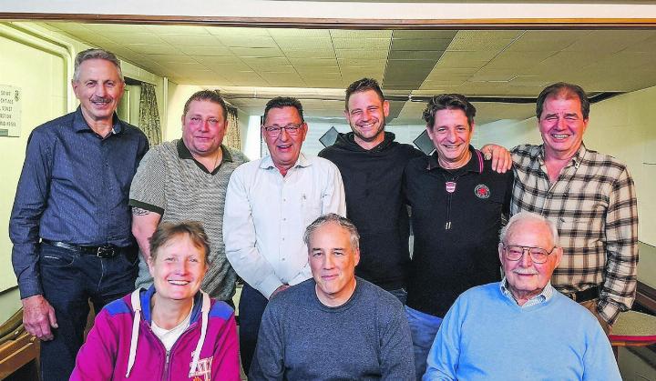 Die Sieger im Überblick: Mitte 1. Platz, rechts 2. Platz, links 3. Platz. Hinten links die Sieger Standardgewehr, hinten rechts der Grossen Armee-Meisterschaft, vorne der Kleinen Armee-Meisterschaft. Bild: zVg