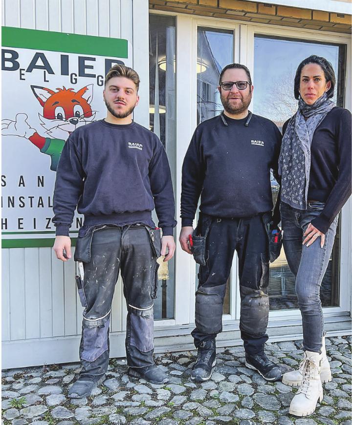 Vincenzo und Joanne Paternò-Ritz (rechts) sowie Monteur Arlind Dragaqina vor dem Firmensitz in Elgg. Bild: Bettina Sticher