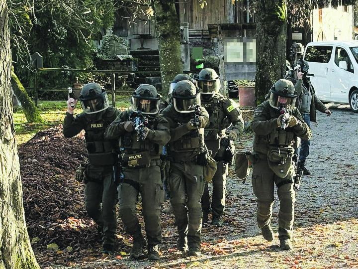 Die Sondereinheit beim Zugriff auf das Tatobjekt. Bilder: Kantonspolizei Thurgau