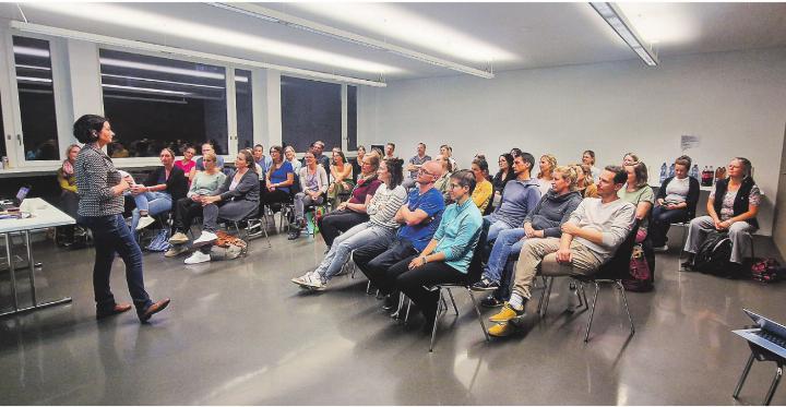 Expertin Christelle Schläpfer gab interessierten Eltern im Schulhaus Löhracker praktische Tipps für den Umgang mit Familienkonflikten. Bild: Emanuela Manzari