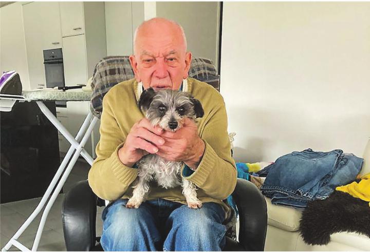 Stefan Göldi mit seinem Hund Saba. Bild: zVg Stefan Göldi mit seinem Hund Saba. Bild: zVg