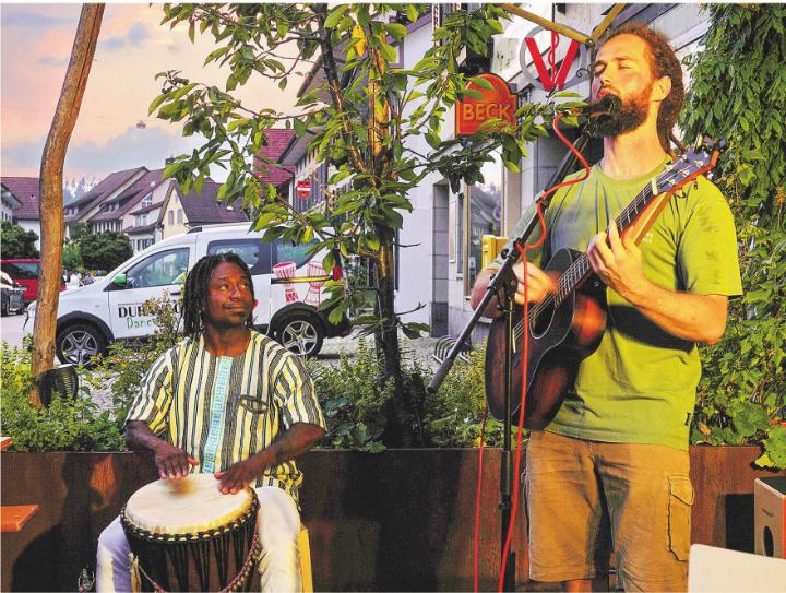 Mathias Oppliger alias Earthling Mato begeisterte mit Reggae-Beats, begleitet von Patrick Juvet Baka an der Djembe.