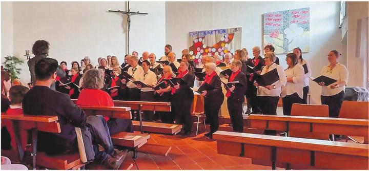 «CHORusELGG» und Gemischter Chor Tuttwil begeistern gemeinsam mit der Musig Elgg das Publikum in Elgg.