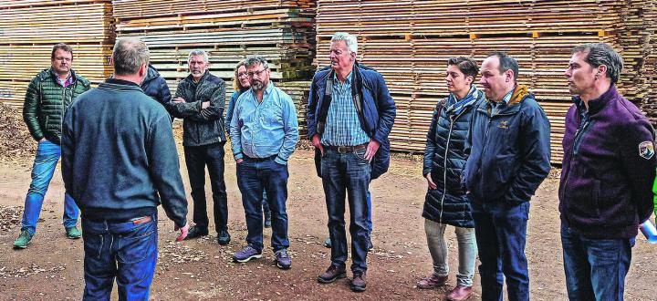 Mitglieder der Mitte Bezirk Münchwilen erfuhren Wissenswertes über die Holzverarbeitung von Patrick Brühwiler. Bild: Christian Blattner