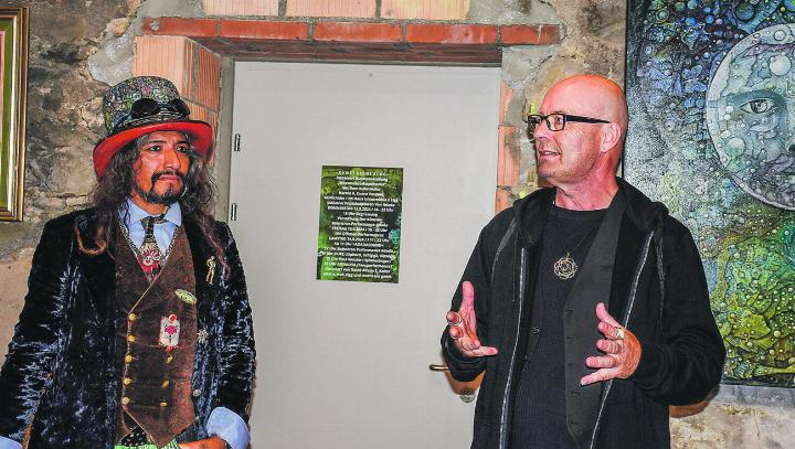 David Adada E. Keller (rechts) stellt den Künstler Harold A. Cueva Vasquez vor.