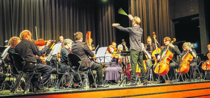 Das Sinfonische Orchester Wil bot ein rassiges und energiegeladenes Konzert im Gemeinde- und Kulturzentrum Aadorf. Bild: Yvan Siegenthaler