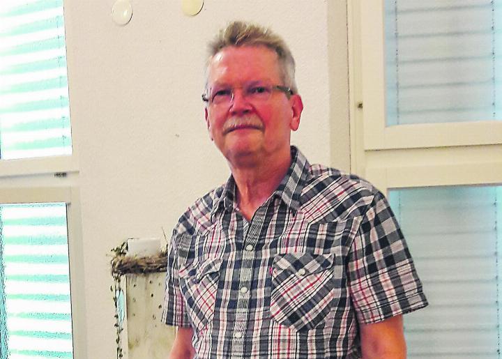 Urs Arni gibt seit vielen Jahren den Bass in der heutigen Viva Kirche Aadorf an. Bild: Gertrud Ullrich
