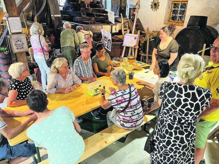 Im Heimatmuseum Elgg konnte man unter der der Anleitung von Graveurin Gina Metzger in einem Workshop selbst eine Gravur herstellen.